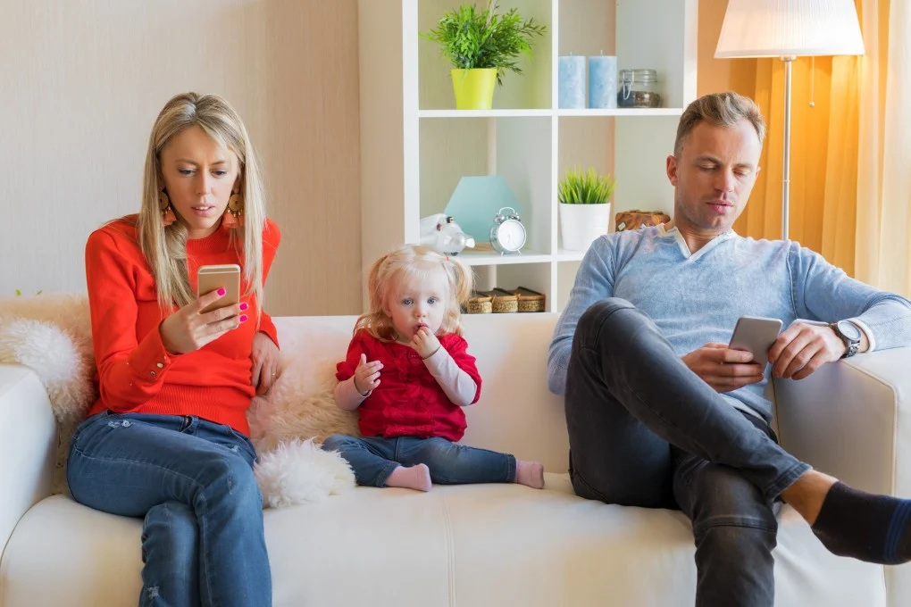 Shared Reading over Screen Time: Why it matters for supporting early literacy and early relational health 1 Parentd with Electronics